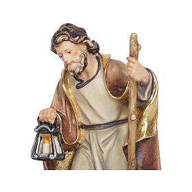 São José com lanterna para presépio Mahlknecht de 12 cm em madeira pintada do Val Gardena