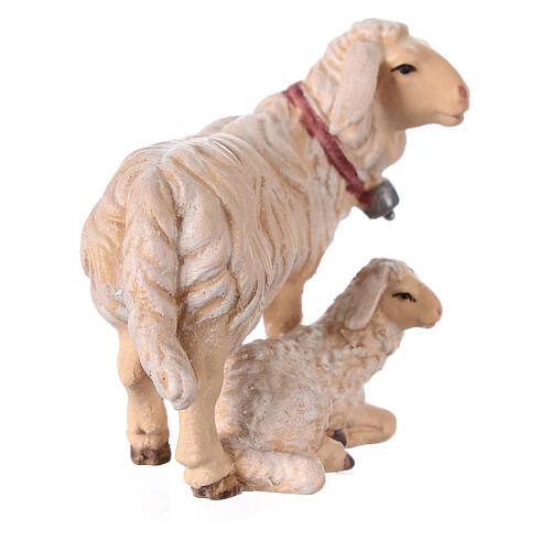 Mouton debout avec agneau allongé crèche Mahlknecht Val Gardena 12 cm bois peint 2