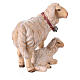 Mouton debout avec agneau allongé crèche Mahlknecht Val Gardena 12 cm bois peint s2