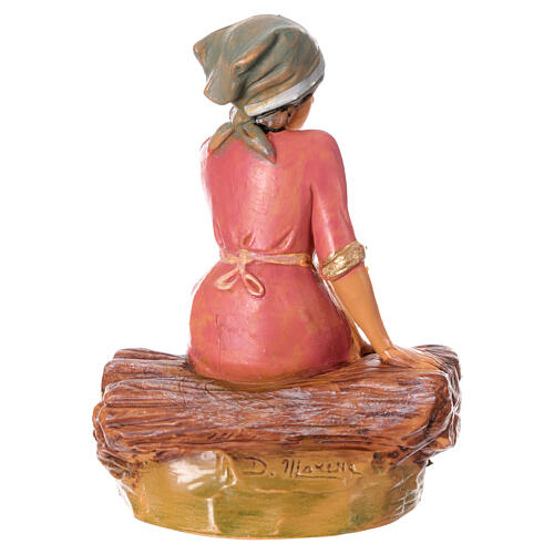 Rapariga sentada numa pilha de lenha figura Fontanini presépio 12 cm PVC 3