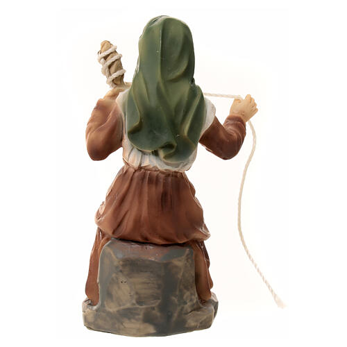 Figurka kobieta z przędzą, malowana żywica, szopka 11 cm 4