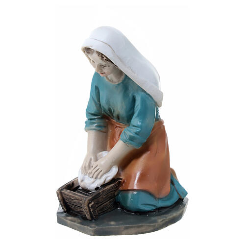 Estatua lavandera de rodillas belén 11 cm resina pintada 2