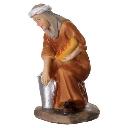 Figurka wiejskiej kobiety z bochenkiem chleba i dzbankiem do szopki 8 cm, z żywicy 2
