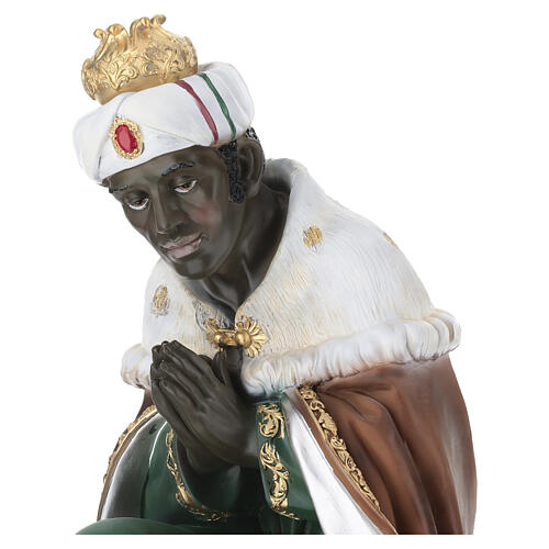 STOCK Klęczący Król Mędrzec o ciemneja karnacji - figura z kolorowej żywicy, do szopki 60 cm 2