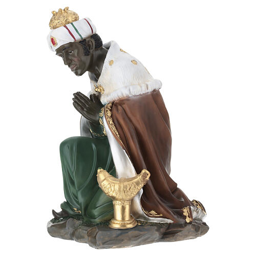 STOCK Klęczący Król Mędrzec o ciemneja karnacji - figura z kolorowej żywicy, do szopki 60 cm 3
