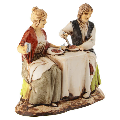 Pareja sentada a la mesa belén Moranduzzo 8 cm 3