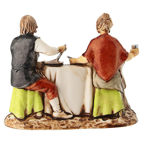 Pareja sentada a la mesa belén Moranduzzo 8 cm 4
