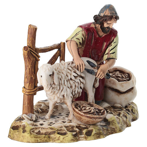 Figurka strzygącego owca do szopki Moranduzzo 10 cm 2