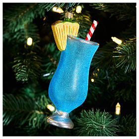 Blue Hawaiian Cocktail aus mundgeblasenem Glas, Weihnachtsbaumschmuck, Höhe 14,5 cm.