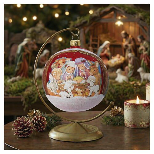 Weihnachtskugel aus mundgeblasenem Glas, rot satiniert, mit Heiliger Familie im Stil von Kinderfiguren – Ø 10 cm 2