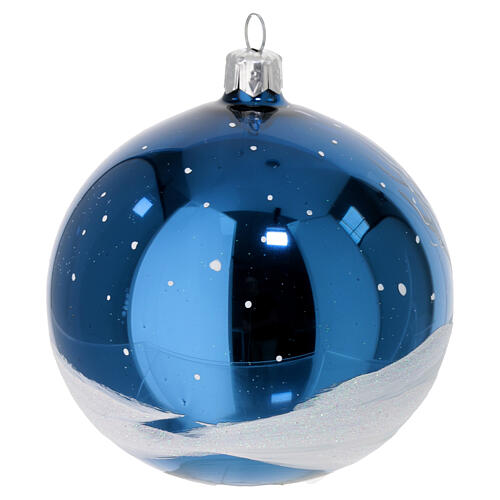 Weihnachtskugel, aus mundgeblasenem Glas, nachtblau glänzend, mit verschneiter Bauernhofszene – Ø 10 cm 4