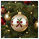 Weihnachtsbaumkugel aus Glas Perlmuttbeige mit Girlande und roten Schleifen 8 cm s2