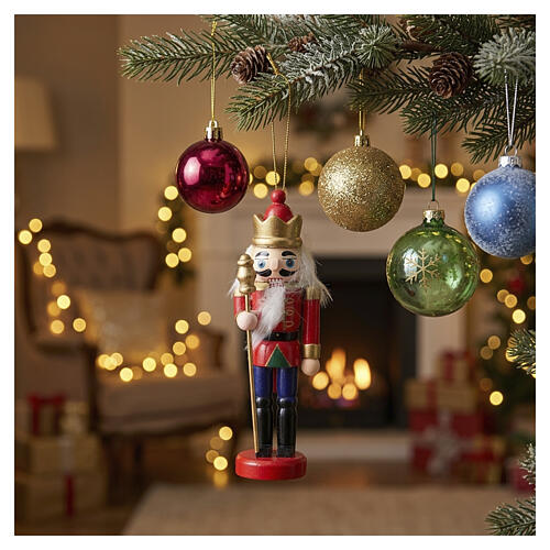 Adorno navideño madera cascanueces con cetro dorado 2