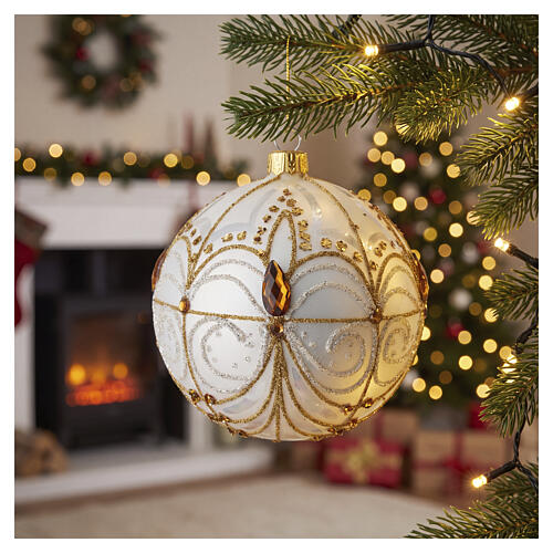 Boule de Noël en verre soufflé blanc, or et argent avec détails ambre 100 mm 2