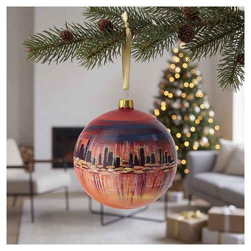 Ornamento natalizio vetro soffiato 100 mm bordeaux città illuminata riflessi su acqua 2
