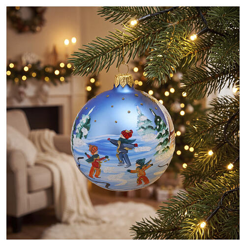 Bola de Natal azul com paisagem e crianças a brincar 80 mm vidro soprado pintada 2