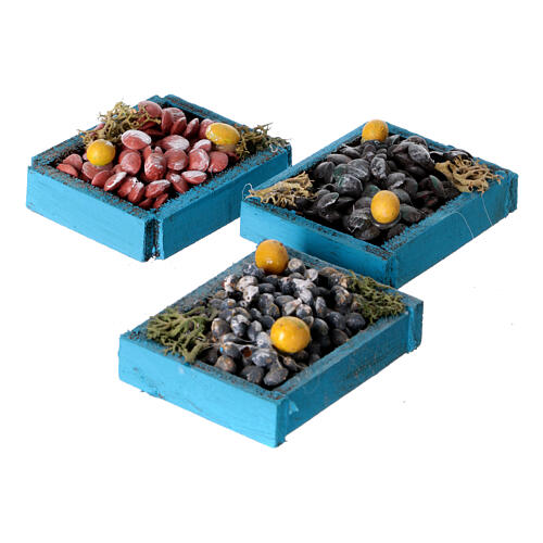 Zestaw trzech skrzynek z różnymi owocami morza, do szopki neapolitańskiej 12-14 cm, 2x5x4 cm 3