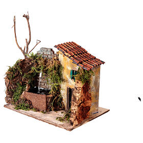 Brunnen rechts neben Haus, eingebunden in Szenerie, neapolitanische Krippe, für 10–12 cm Krippe – 15 × 20 × 15 cm