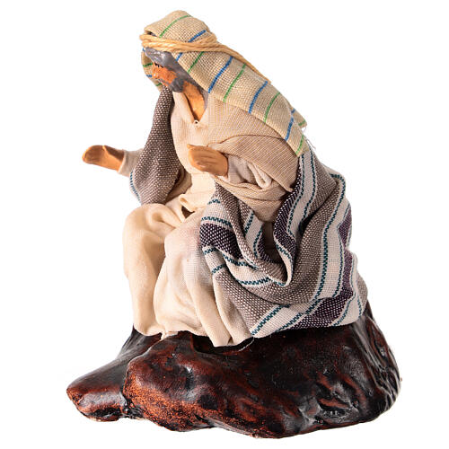 Shepherd sitting on a rock for 10 cm Neapolitan Nativity Scene, terracotta and fabric 2