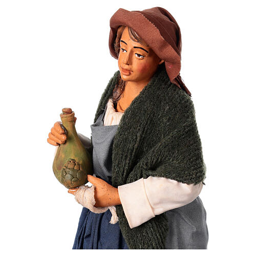 Mujer condimentando alcachofa Belén Napolitano 30 cm 2