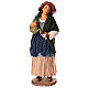 Mujer condimentando alcachofa Belén Napolitano 30 cm s1