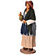 Mujer condimentando alcachofa Belén Napolitano 30 cm s3