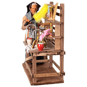 Femme âgée dépoussiérant une étagère mouvement crèche napolitaine 30 cm