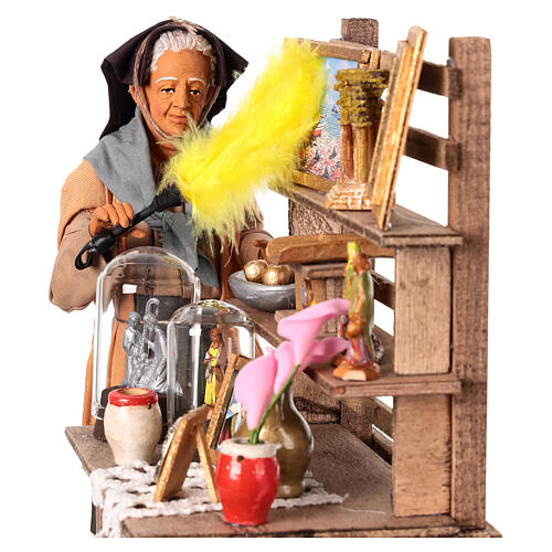 Femme âgée dépoussiérant une étagère mouvement crèche napolitaine 30 cm 4