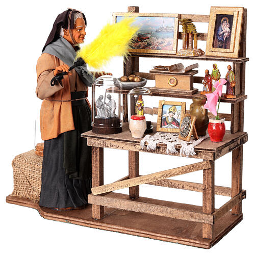 Femme âgée dépoussiérant une étagère mouvement crèche napolitaine 30 cm 5