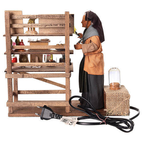 Femme âgée dépoussiérant une étagère mouvement crèche napolitaine 30 cm 6