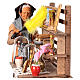 Femme âgée dépoussiérant une étagère mouvement crèche napolitaine 30 cm s4