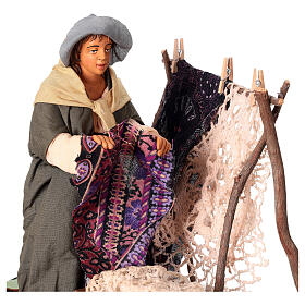 Praczka rozwieszająca pranie stojąca, w ruchu, do szopki neapolitańskiej z figurami 30 cm