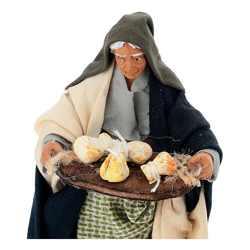 Donna con tagliere di formaggi presepe napoletano da 10 cm 2