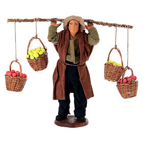 Uomo che porta quattro cesti di frutta 18 cm presepe napoletano