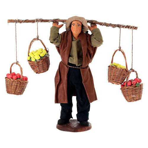 Uomo che porta quattro cesti di frutta 18 cm presepe napoletano 1
