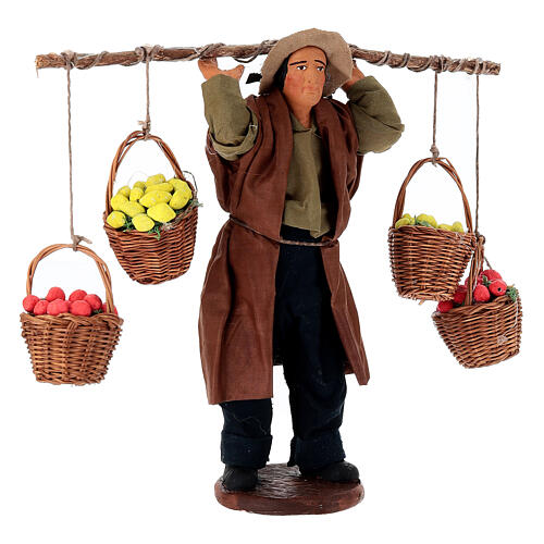 Uomo che porta quattro cesti di frutta 18 cm presepe napoletano 3