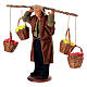 Uomo che porta quattro cesti di frutta 18 cm presepe napoletano s2