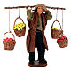 Uomo che porta quattro cesti di frutta 18 cm presepe napoletano s3