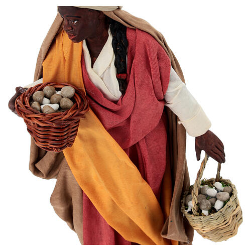 Pastorella con cestini di funghi presepe napoletano da 30 cm 2