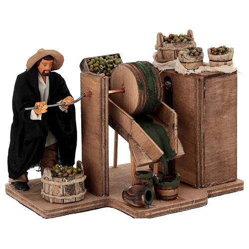Homme avec moulin à olives animé pour crèche napolitaine de 12 cm 3