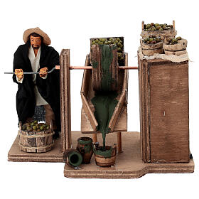 Uomo con macina olive movimento presepe napoletano da 12 cm