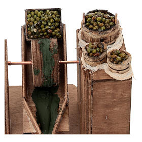 Uomo con macina olive movimento presepe napoletano da 12 cm