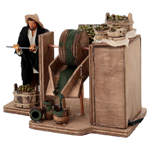Uomo con macina olive movimento presepe napoletano da 12 cm 4