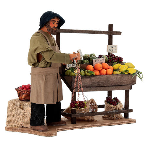 Obsthändler mit Waage und Obststand – Krippenfigur im neapolitanischen Stil, mit Bewegungsfunktion, für 25 cm Krippe 4