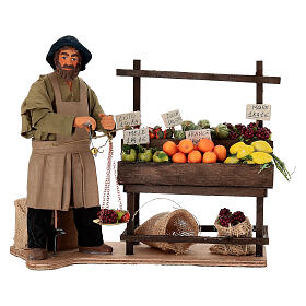 Fruttivendolo in movimento con bilancia e banco di frutta 25 cm presepe napoletano