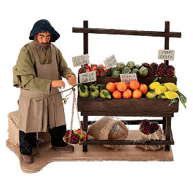 Fruttivendolo in movimento con bilancia e banco di frutta 25 cm presepe napoletano