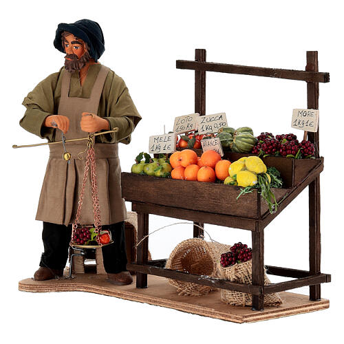 Fruttivendolo in movimento con bilancia e banco di frutta 25 cm presepe napoletano 3