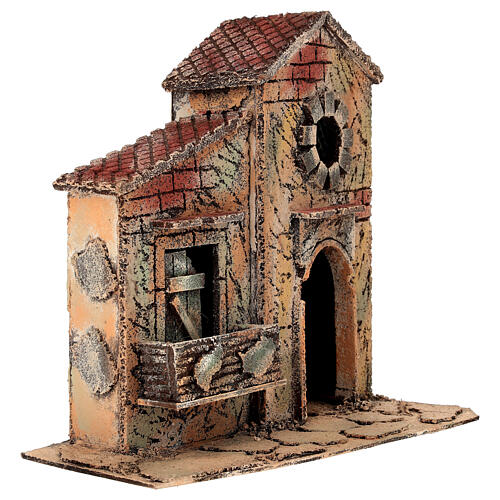 Szenerie mit Haus, Balkon und runder Fensteröffnung – 26 × 16 × 25 cm, geeignet für eine 6–8 cm Krippe 2
