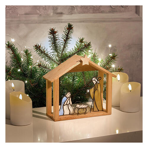 Presepe in vetro colorato con capanna in legno 2