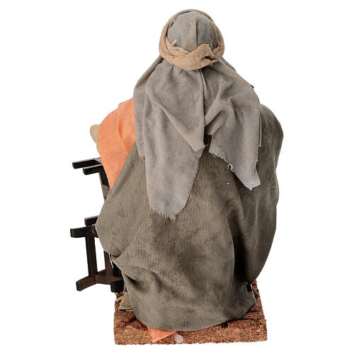 Mulher restaurando cadeira terracota 18 cm presépio napolitano 4